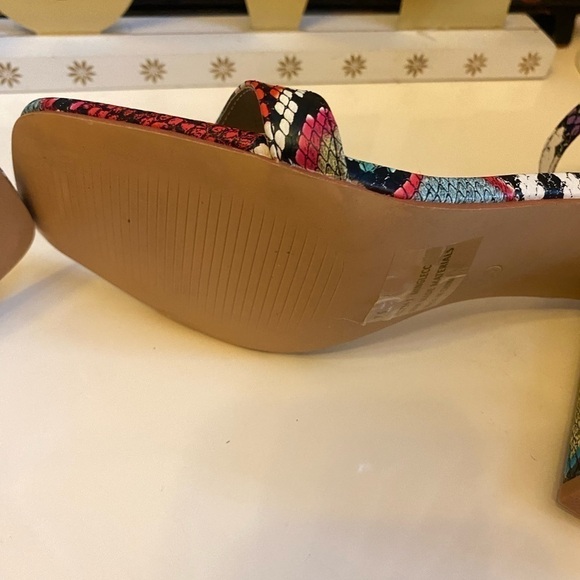 NWOT OR BOX.  FASHION NOVA MULTICOLORED SNAKE PRINT SANDAL SIZE 7.5 - Picture 7 of 11